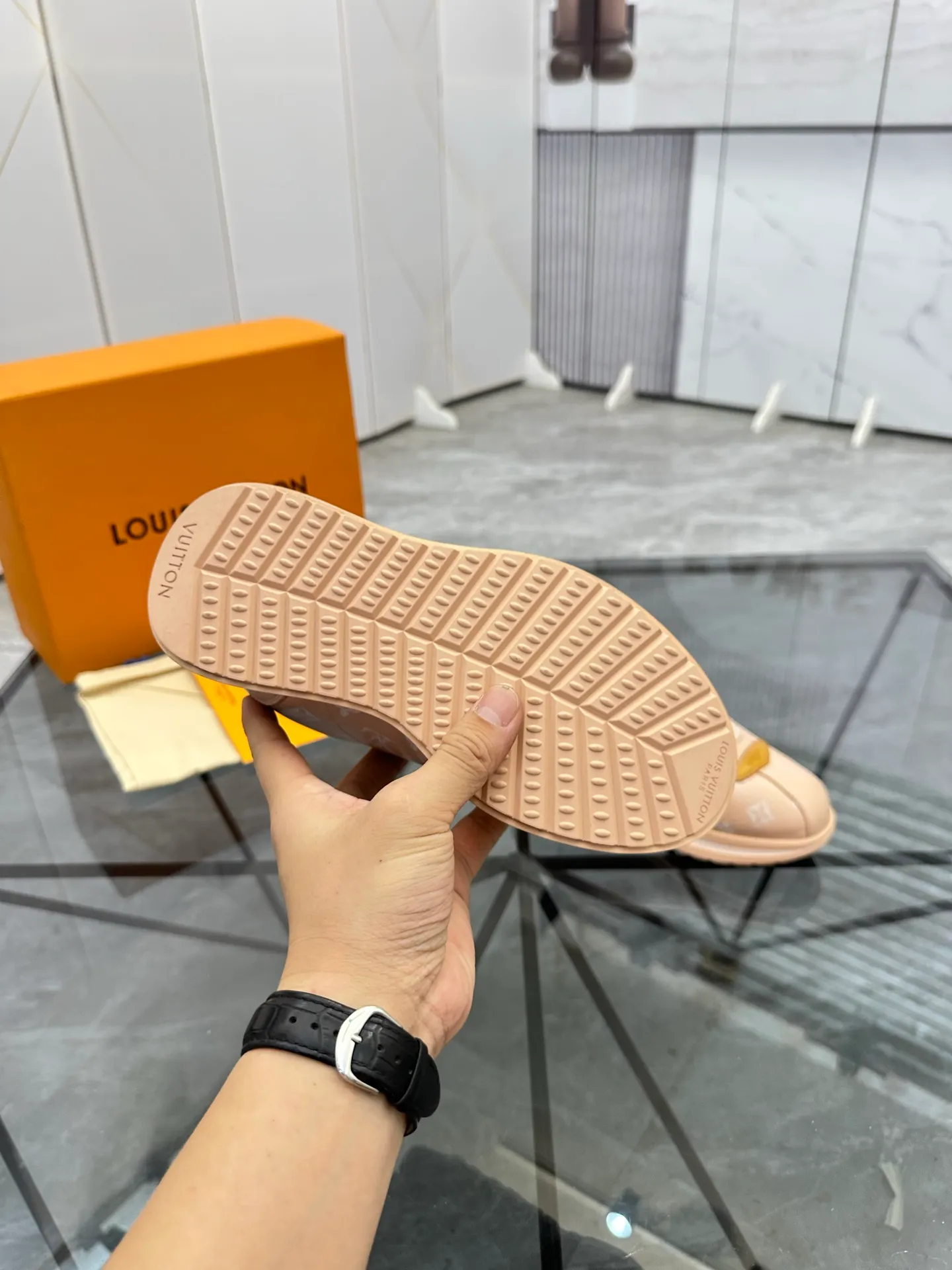 Men's shoes: 💰P700¥ Top quality Product trademark: LV* "Louis Vuitton*" low-top casual shoes Regular size: 35-45 (can be customized to 46) Couple style Product materials: Imported cowhide upper, breathable lining, original outsole. Number: two